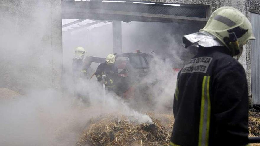 Intervención de bomberos en un incendio en Cortegada (Silleda) a principios de año. // Bernabé/Javier Lalín