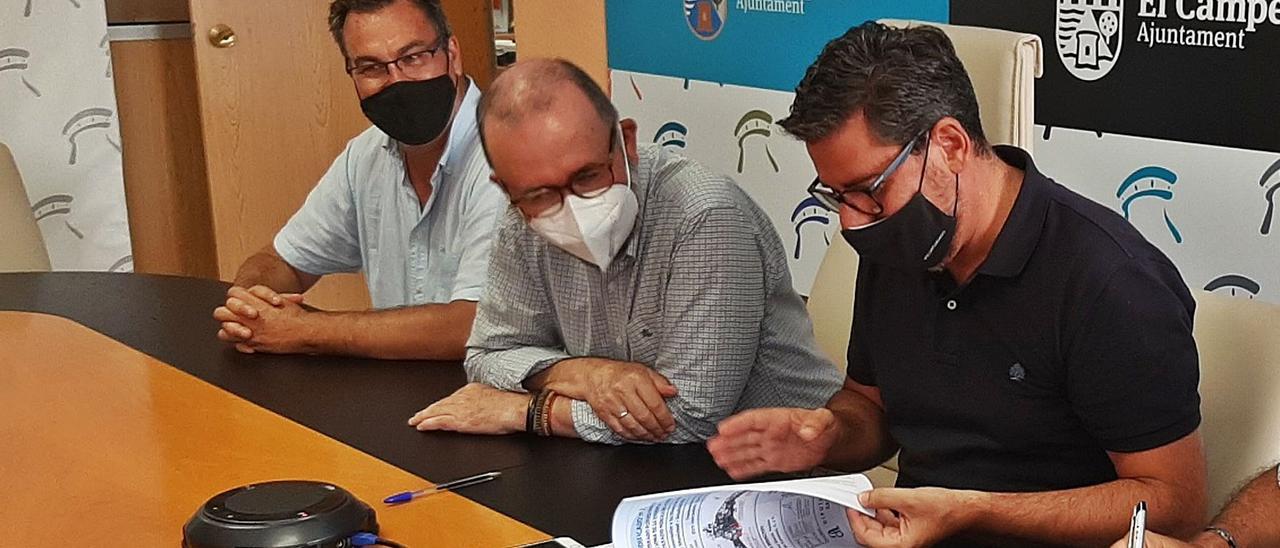 De izquierda a derecha, Julio Oca, Juanjo Berenguer y Javier Gutiérrez, ayer, en el Ayuntamiento de El Campello. | INFORMACIÓN