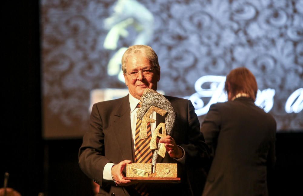 El restaurador y expresidente de Santa Cruz Ramón Riquelme, premio "José Ángel Guirao" en la gala Festers d'' Alacant.