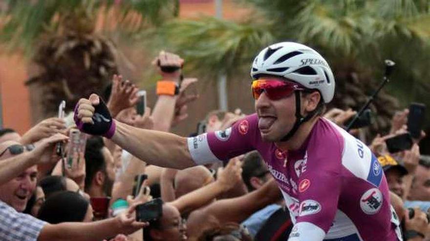 Viviani celebra su triunfo en la etapa de ayer.