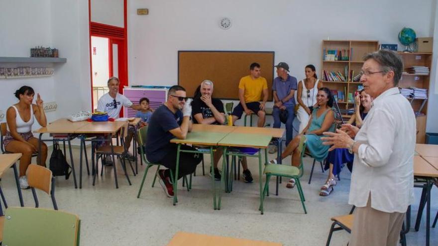 Jeanne Picard, de Stop Accidentes, impartió ayer por la tarde un taller sobre seguridad vial en el colegio de A Escardia.