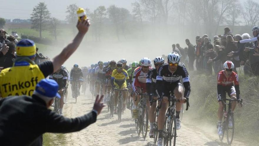 Los ciclistas, durante la edición de la París-Roubaix que ganó Peter Sagan en el 2018.