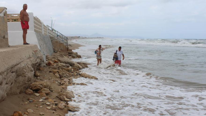 El temporal arrasa la playa de les Deveses de Dénia