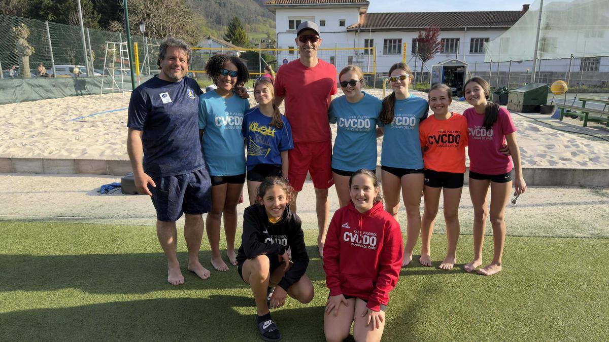 El exolímpico Pedro Herrera posa con los participantes en la clase magistral.