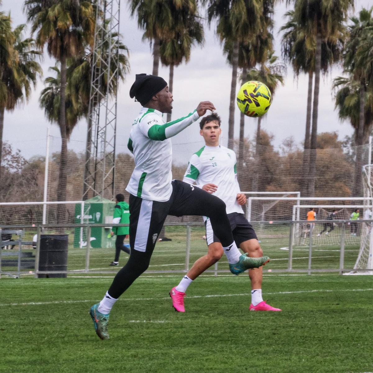 Adilson Mendes controla el esférico durante un entrenamiento de esta semana.