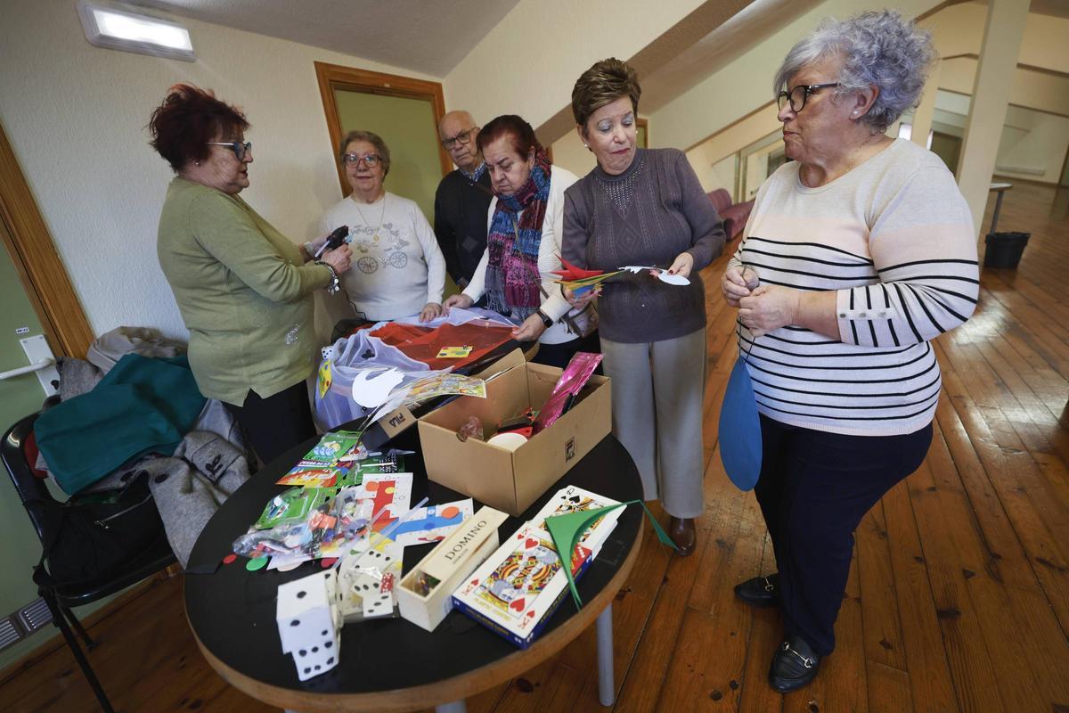 Por la izquierda; Maite Orozco, Mari Carmen Arcas, Enrique Cuadrado, Mari Carmen Granda, Elisa Celada y Consuelo Casas trabajando en sus disfraces.