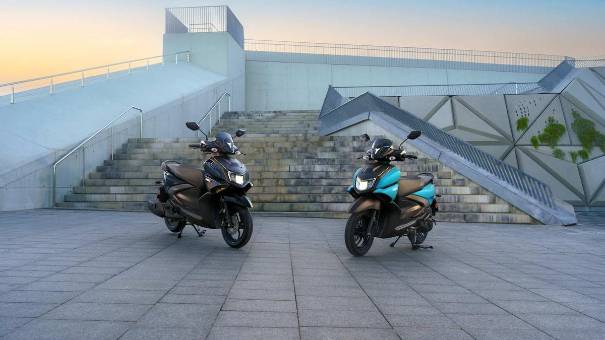 Maniobrar entre coches, moverlo en un garaje, aparcar en una acera o recuperar el equilibrio a baja velocidad es mucho más sencillo que en modelos más voluminosos