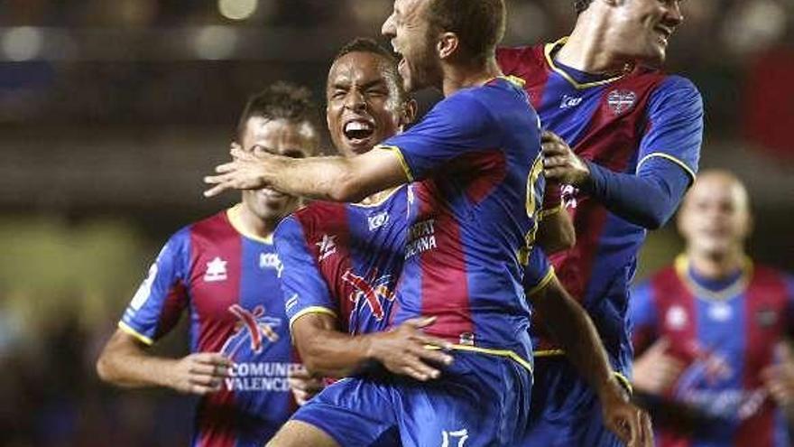 Los jugadores del Levante celebran el primer gol de Juanlu. / d. castelló