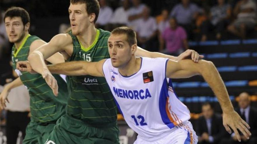 Kuzmin, en un partido de la LEB Oro, entre el filial Clínicas Rincón y el Menorca Basquet