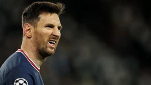 Leo Messi reacciona durante un partido de Champions