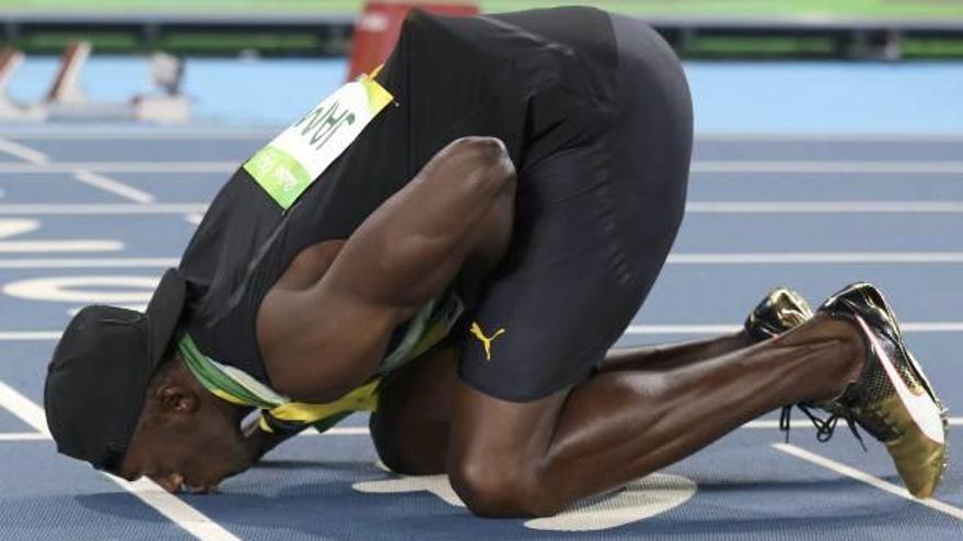 Bolt besa el suelo nada más conseguir el oro en el relevo 4x100 lisos.
