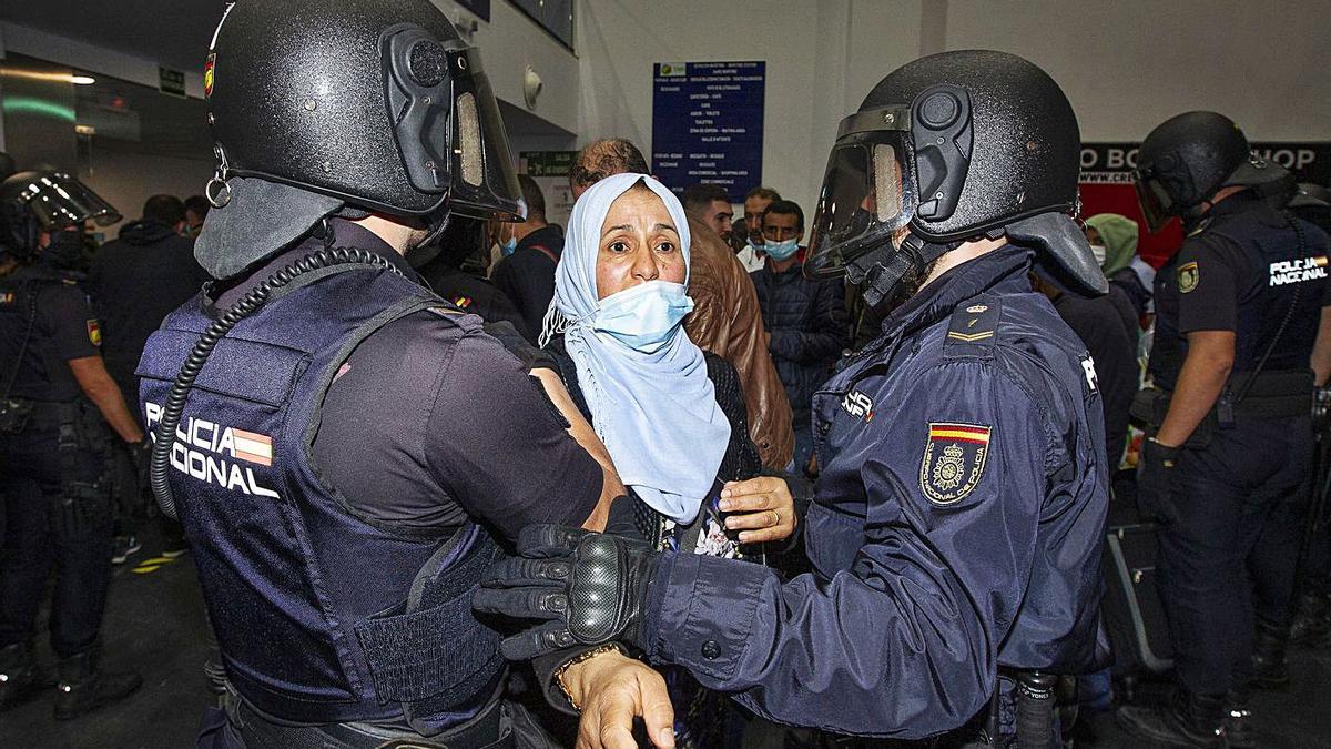 Un momento del desalojo, anoche, de la terminal del ferry. | ALEX DOMÍNGUEZ 