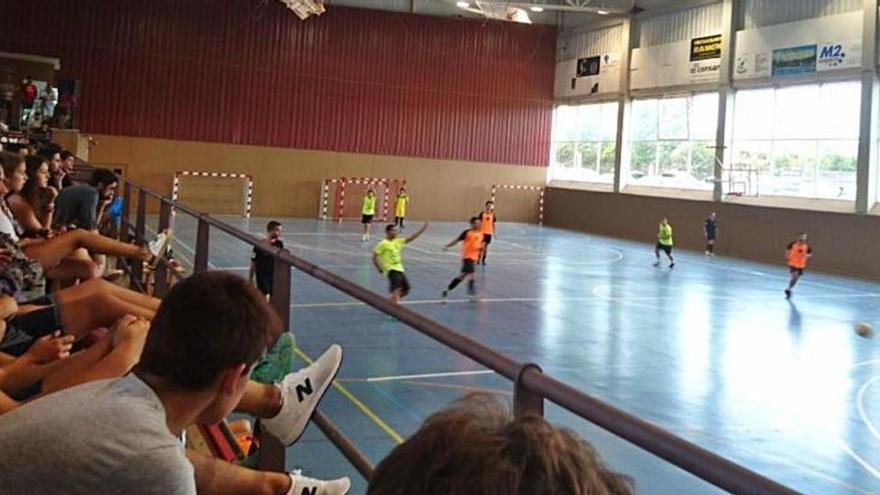 Un partit de futbol sala al pavelló poliesportiu Rafa Martínez de Santpedor