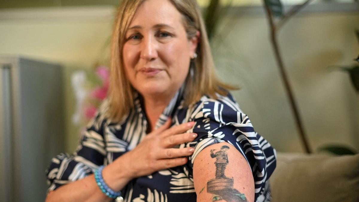 Mia Bannister, madre del adolescente de 14 años Ollie Hughes, cuya muerte ha cambiado las leyes de menores y redes sociales en Australia.