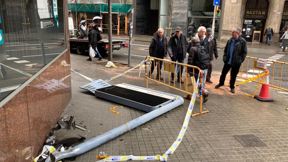 Un taxista perd el coneixement i provoca un accident amb tres ferits al carrer de Balmes de Barcelona