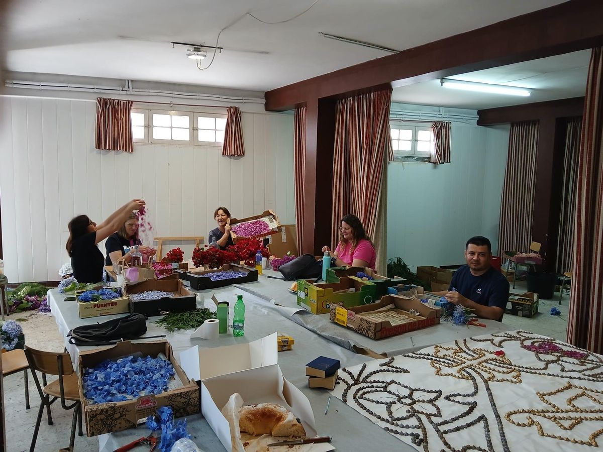 Integrantes del Colectivo Independiente Alfombrista de Bueu trabajando ayer con los materiales para las alfombras del Corpus en la iglesia parroquial.