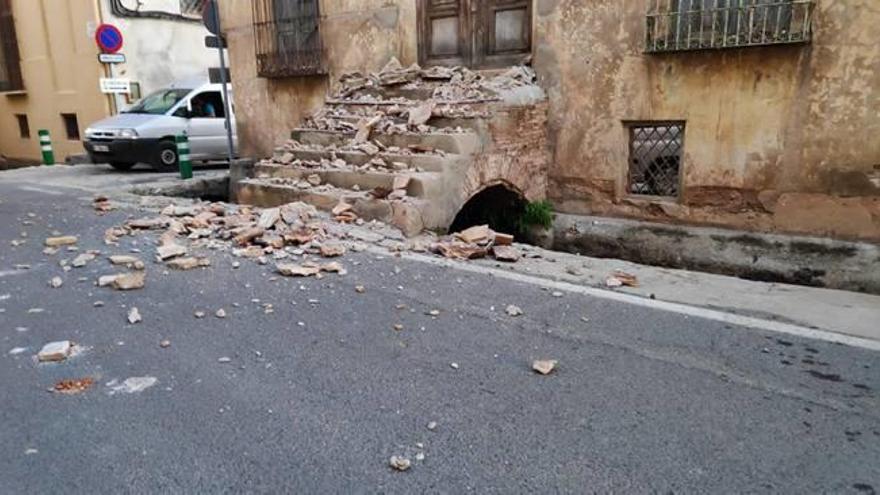 Cascotes de una cornisa que cayeron el martes en la calle Acequia de Pedralba.