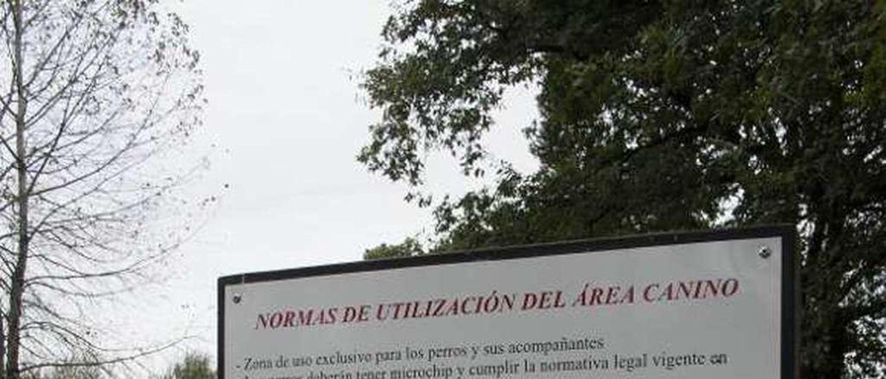 Un cartel que expone las normas a seguir por los dueños de perros en el parque canino de La Fresneda.