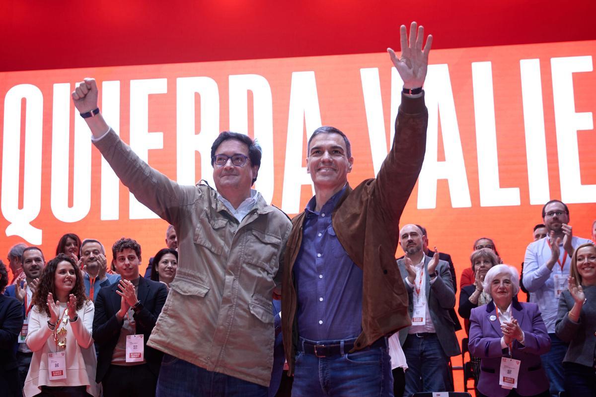 02/02/2025 El secretario general del PSOE-M y ministro para la Transformación Digital y de la Función Pública, Óscar López (i), y el secretario general del PSOE y presidente del Gobierno, Pedro Sánchez (d), durante el 15º Congreso Regional del PSOE-M, en la Universidad Carlos III, a 2 de febrero de 2025, en Leganés, Madrid (España). El PSOE-M celebró ayer, 1 de febrero, y hoy su 15º Congreso Regional, durante el que se ha hecho oficial el liderazgo de Óscar López, único candidato a la Secretaría General de la formación tras la salida de Juan Lobato, y se ha presentado a la nueva ejecutiva. Además, durante el encuentro se ha puesto en marcha una nueva estrategia de cara a las próximas elecciones autonómicas de mayo de 2027. POLITICA Jesús Hellín - Europa Press