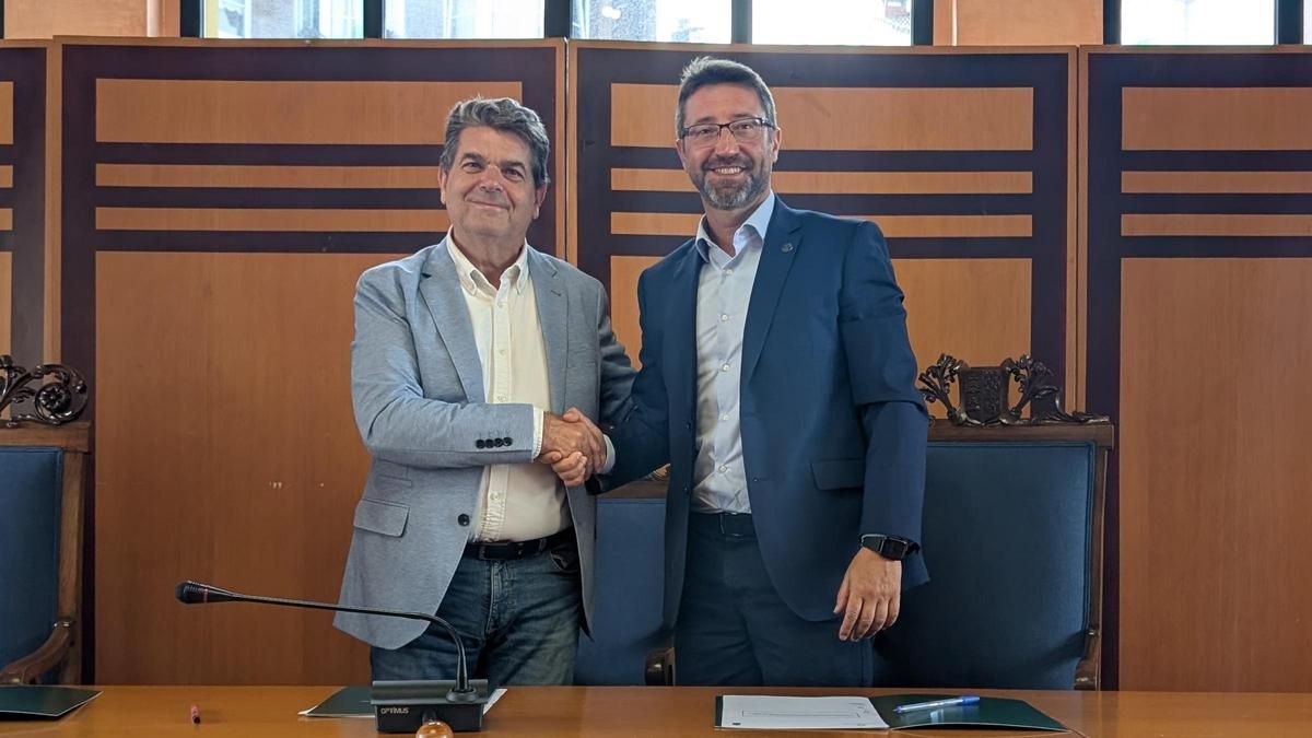 José Ramón Martín Ardines y Enrique Fernández, en la firma del convenio.