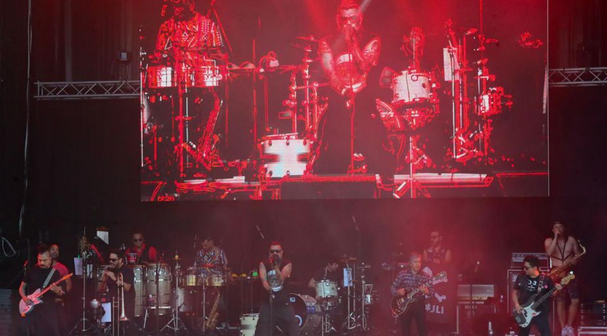 Los espectadores, ayer en el parque de Dona Concha.   | // IÑAKI ABELLA