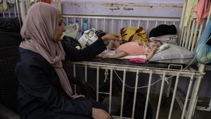 Yousef Al-Jojo, un niño palestino, junto a su madre, en el hospital Al-Aqsa en Deir Al-Balah, en la Franja de Gaza