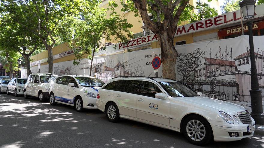 Taxis en una parada de Marbella.