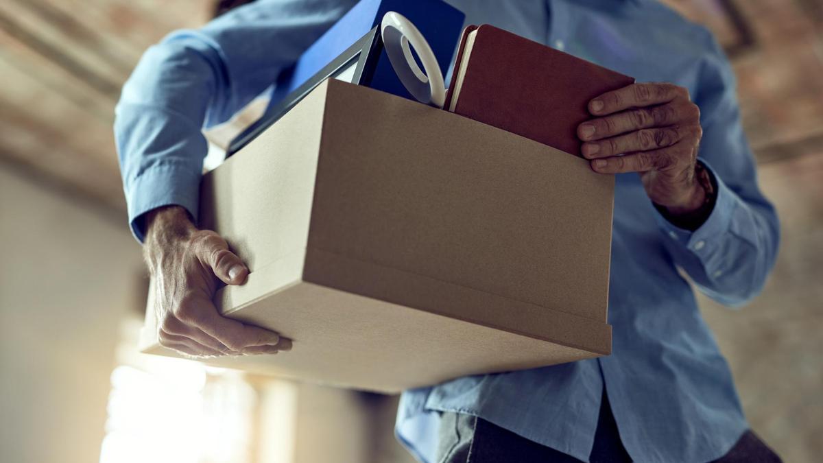 Una famosa hamburguesería despide a un trabajador por no ir al trabajo varias mañanas y el juez lo ve improcedente porque se lo advirtieron por email