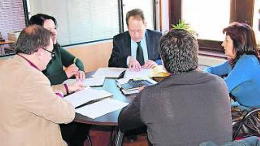 Iglesias y Martín, primero y tercero por la izquierda, durante la reunión.