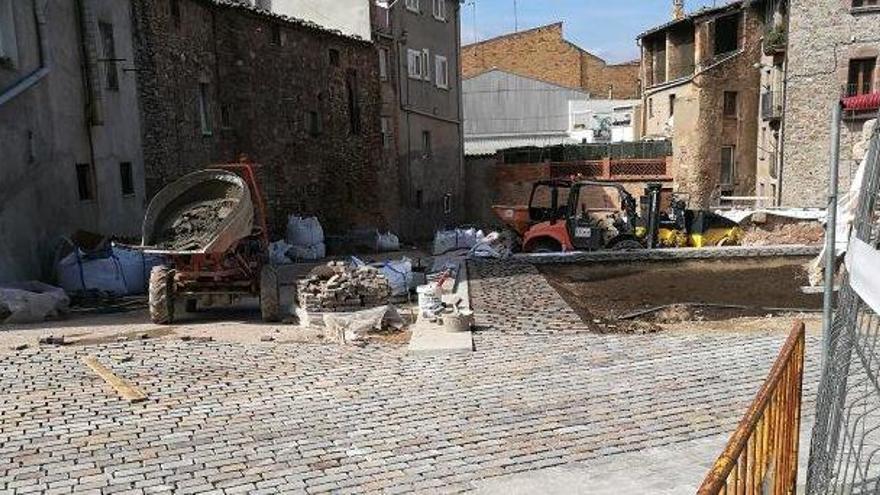 Els operaris ja han començat a posar llambordes en una part del nou sector que s&#039;urbanitza