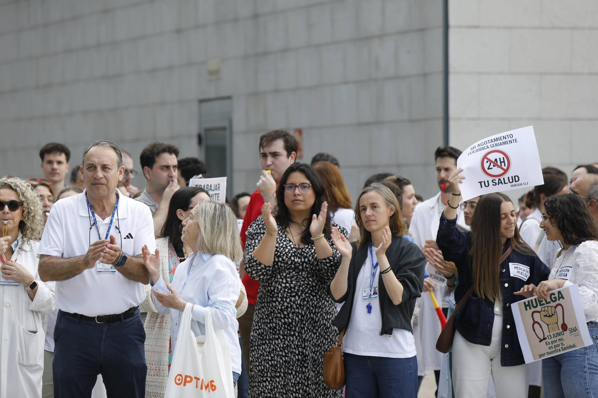 Protestan en el HUCA por las largas jornadas