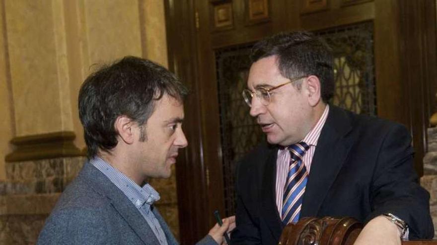 El alcalde, Xulio Ferreiro, con el portavoz del PSOE, José Manuel Dapena.