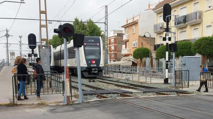 Un servicio de tranvía en la red de Metrovalencia.