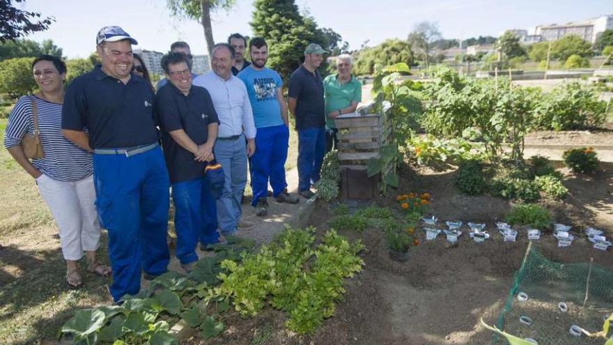 Miembros de la brigada medioambiental, con Rioboo, ayer en O Burgo.