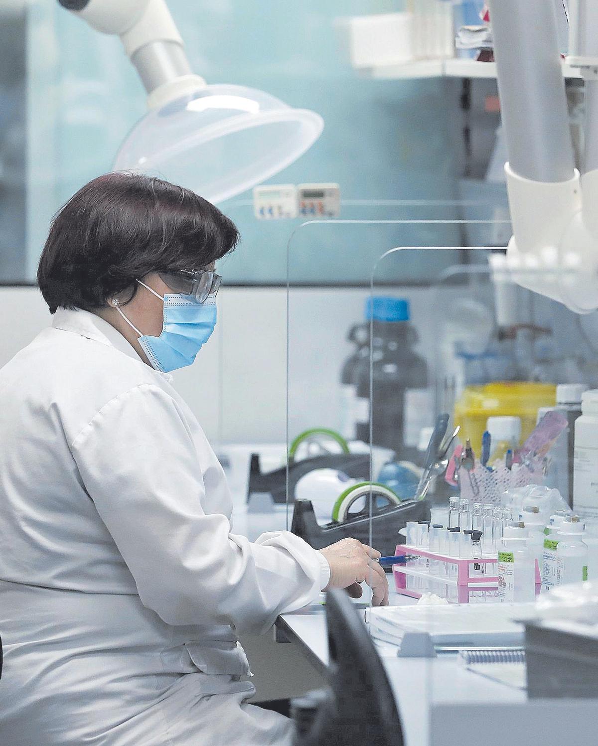 Una investigadora, en el Laboratorio Reig Jofre de Sant Joan Despí (Barcelona)