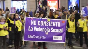 Unas mujeres portan una pancarta en la que claman contra la violencia sexual en una marcha en Murcia.
