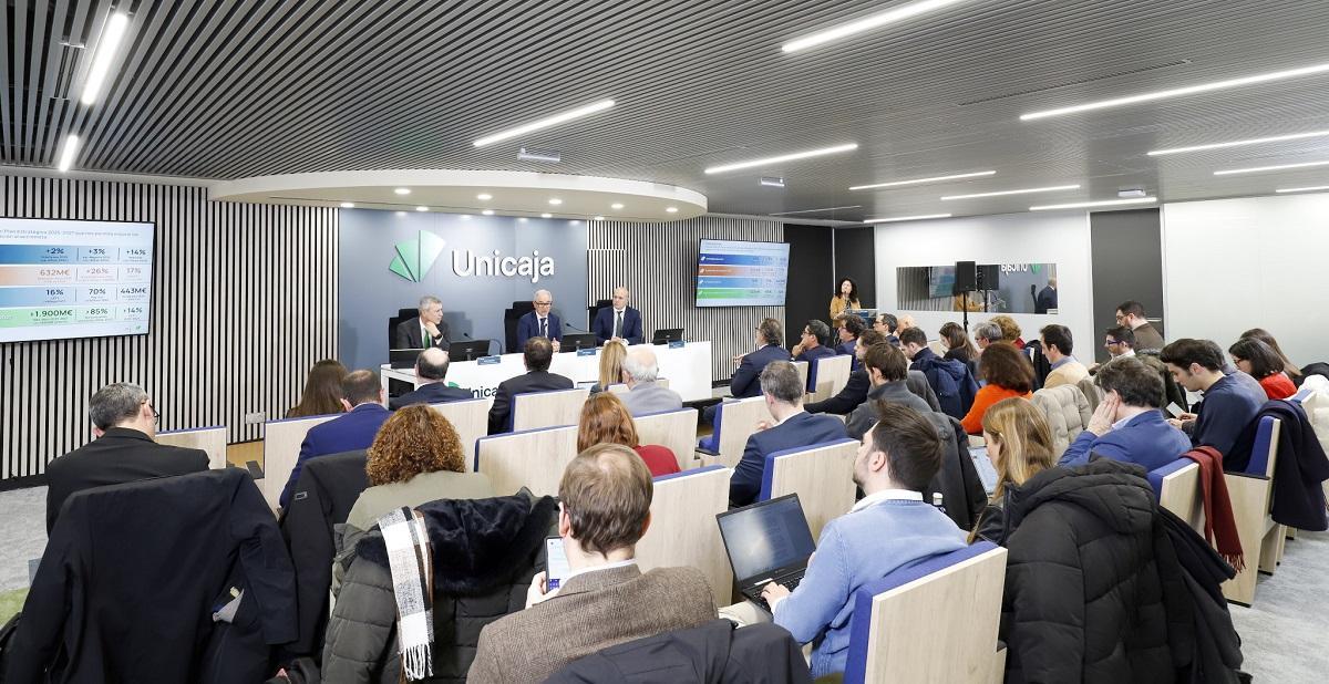 La rueda de prensa celebrada por Unicaja en Madrid para presentar sus resultados de 2025, con el CEO Isidro Rubiales en el centro.