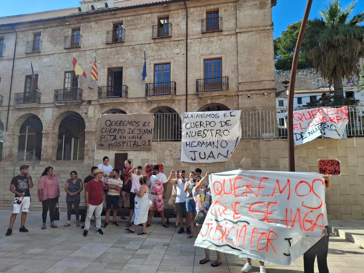 Los familiares bajo las pancartas que han colgado en la barandilla de la Plaça de l'Ajuntament