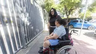 Seis horas en la puerta del instituto para cambiar el pañal a su hija con cáncer cerebral ante la falta de educadoras en Alicante