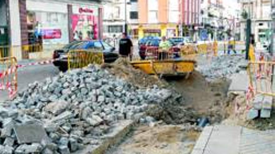 El Ayuntamiento renueva la tubería rota en el Paseo Marcos Redondo