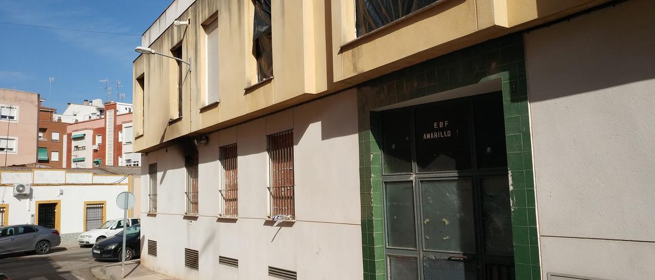 El edificio cerrado por completo con ladrillos y lonas en las ventanas y placas de metal en la puerta.