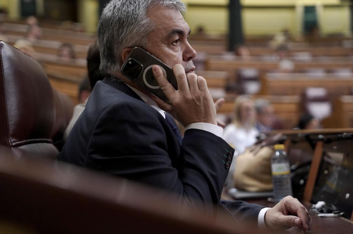 El jutge ordena a l’UCO entrar a Ferraz per clonar els correus de Santos Cerdán i investigar obres adjudicades per Adif i Carreteres El jutge ordena a l’UCO entrar a Ferraz per clonar els correus de Santos Cerdán i investigar obres adjudicades per Adif i Carreteres