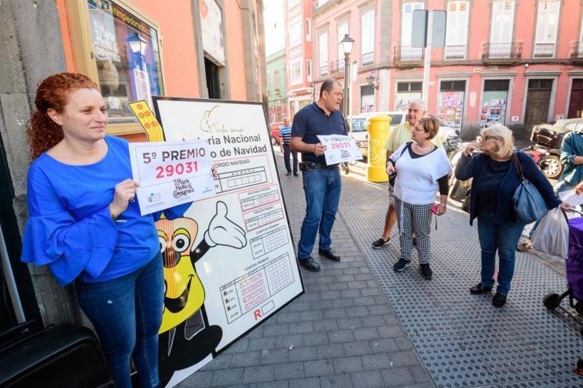 Lotería en zona de Las Palmas de Gran Canaria.ADMINISTRACIÓN EL TIMPLE DORADO.MERCADO DE VEGUETA  | 22/12/2018 | Fotógrafo: Tony Hernández