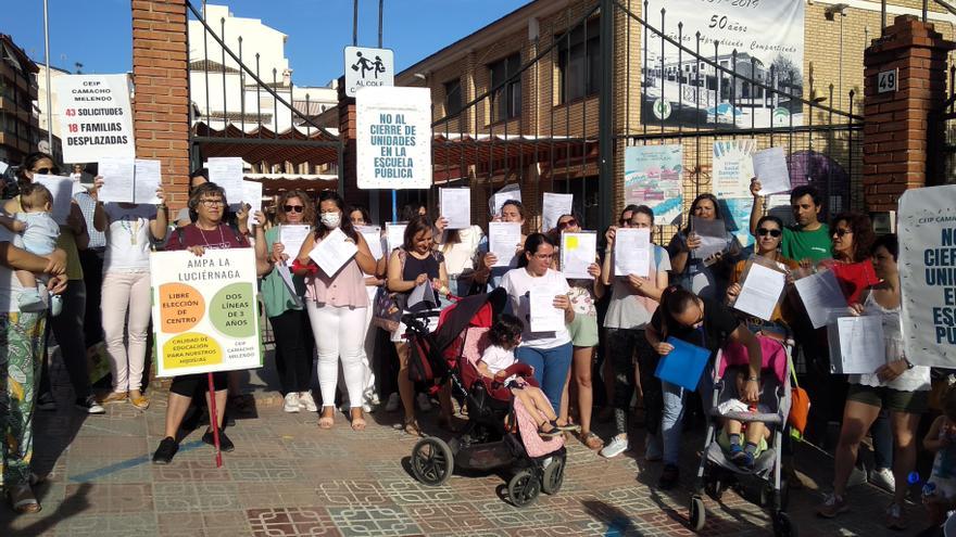 Familias desplazadas del colegio Camacho Melendo de Priego entregan simbólicamente en el centro las matrículas de sus hijos