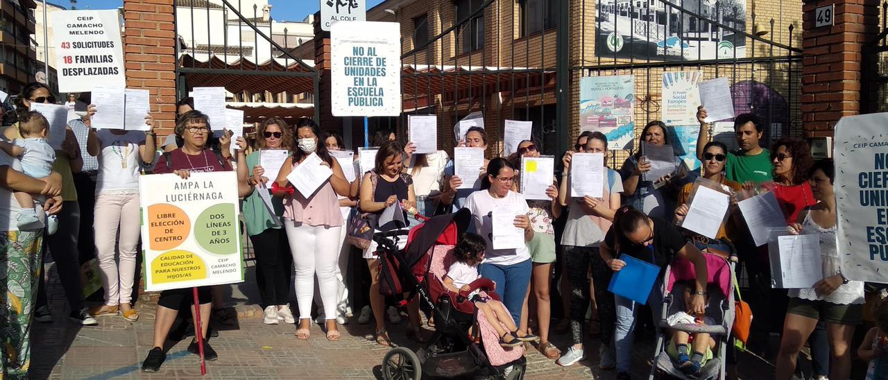 Protesta ante el colegio Camacho Melendo de Priego este miércoles.