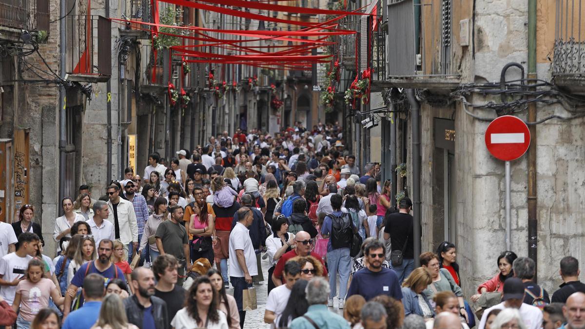 El carrer de les Ballesteries ple de gent per Temps de Flors.