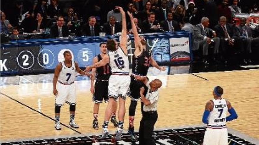 Pau i Marc Gasol en l&#039;històric salt inicial entre dos germans catalans a l&#039;All Star de la NBA.