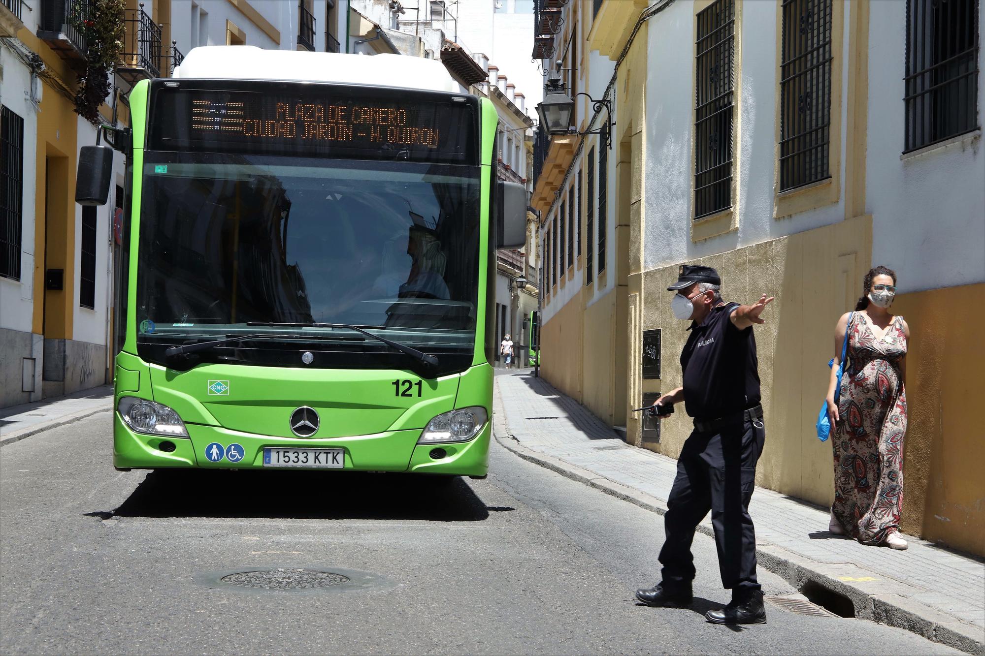 Vecinos del casco histórico cortan la calle San Fernando contra el "vaciado de residentes"