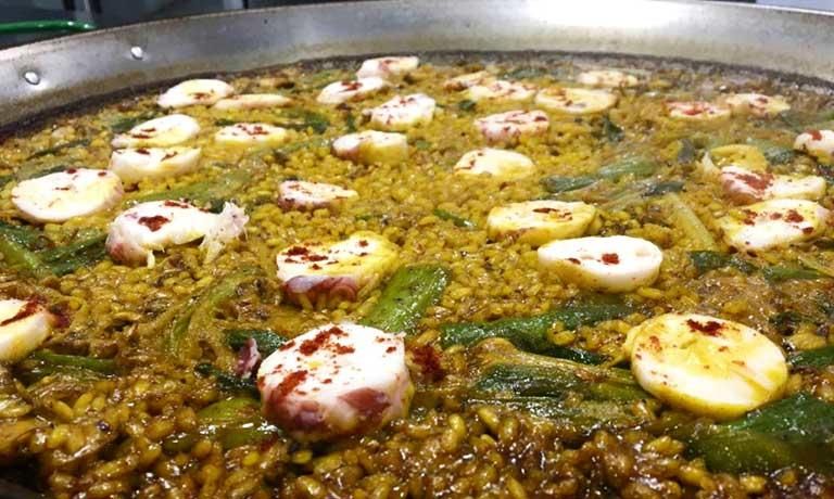 La Granja cocinará el domingo un arroz J. Sendra de chipirones, pulpo y ajos tiernos.