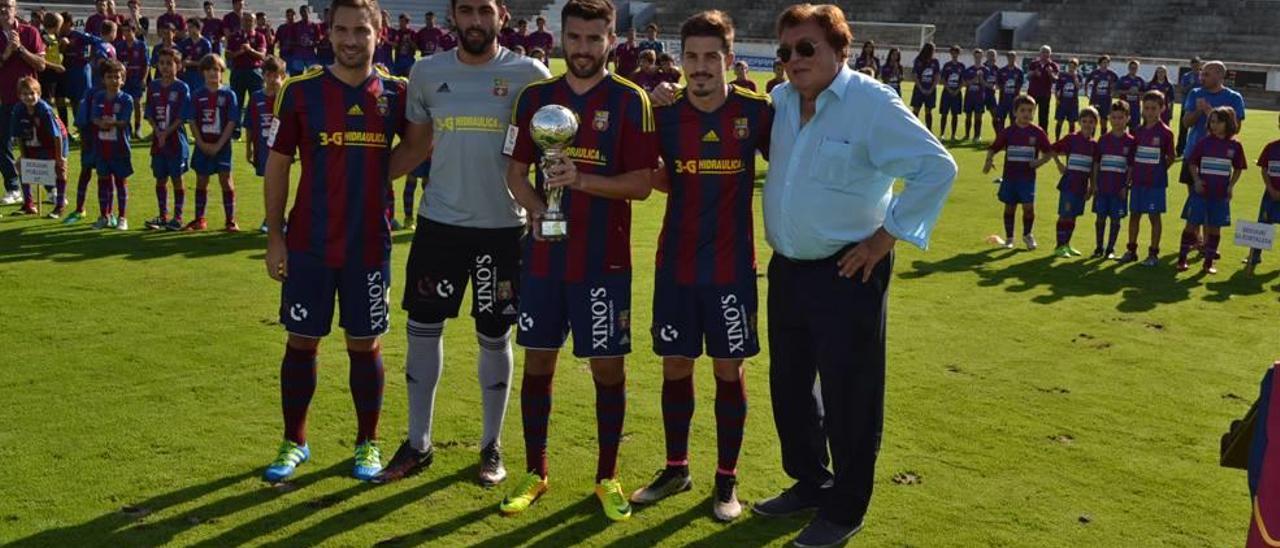 Miquel Bestard entregó a los capitanes del Poblense la Copa Federación 2016-17.